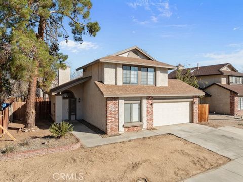 Photo of 523 E Kettering St, Lancaster, CA 93535 (MLS # SR25259862)
