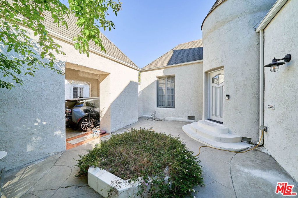 Photo of 6203 Del Valle Drive, Los Angeles, CA 90048 (MLS # 24447313)