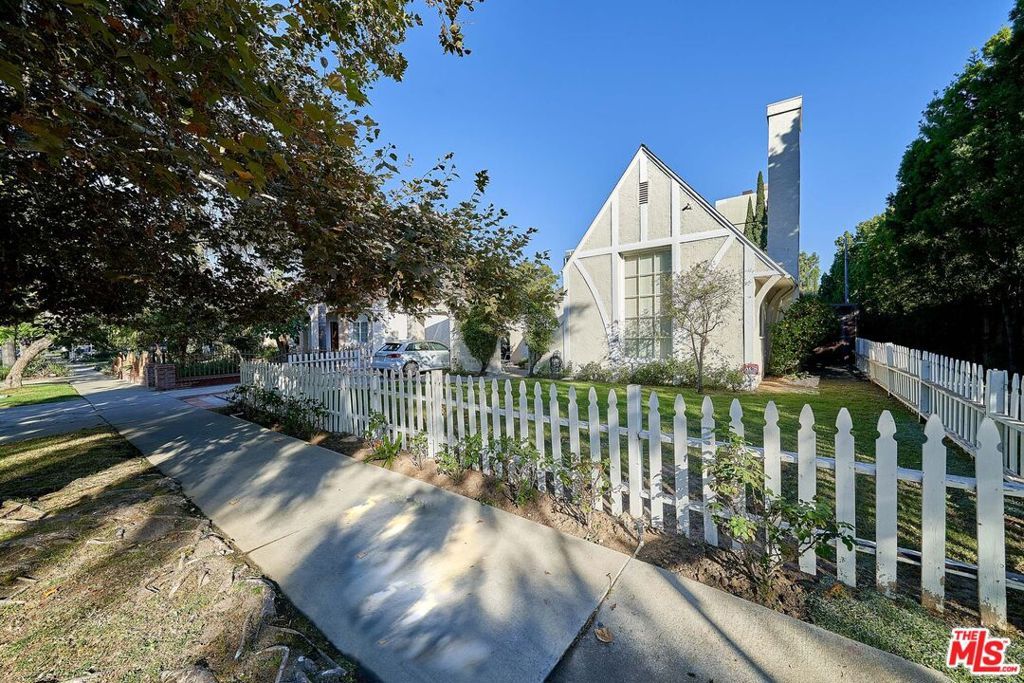 Photo of 6203 Del Valle Drive, Los Angeles, CA 90048 (MLS # 24447313)