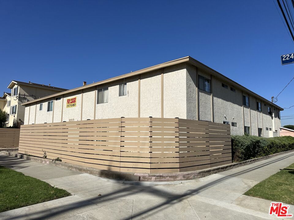 MOVE IN SPECIAL!!! RENT TO BE $1,797 FOR THE 1ST 4 MONTHS, $1,897 THEREAFTER...HENCE RENT IS $1,897. PRIDE OF OWNERSHIP Updated 2nd floor 1 bedroom 1 bath unit. Open floor plan with NEW paint throughout, NEW carpet, NEW tile flooring, NEW ceiling fans, Updated kitchen w/NEW countertops, NEW cabinets, Updated bathroom, NEW closet doors, On-site manager. Community laundry room. Gated complex.