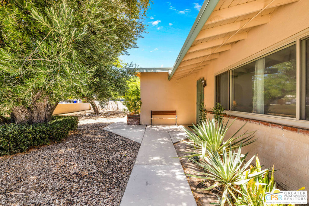 2222 N Acacia Road