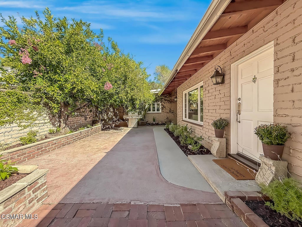 Photo of 21222 Martinez Street, Woodland Hills, CA 91364 (MLS # 226004825)