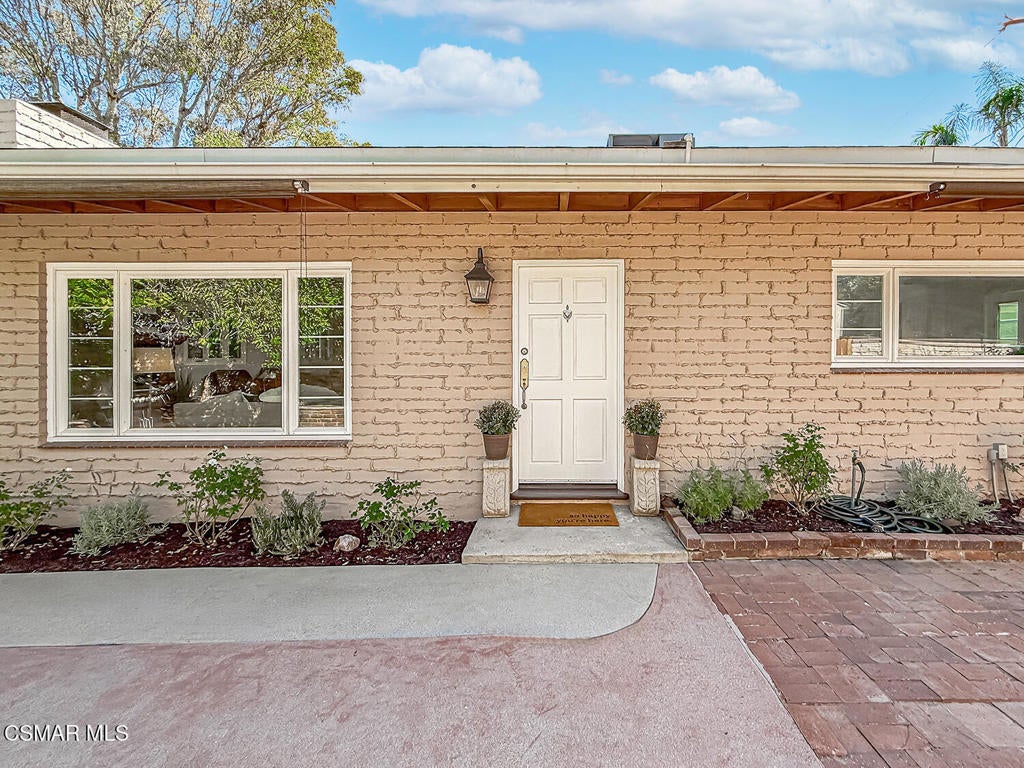 Photo of 21222 Martinez Street, Woodland Hills, CA 91364 (MLS # 226004825)