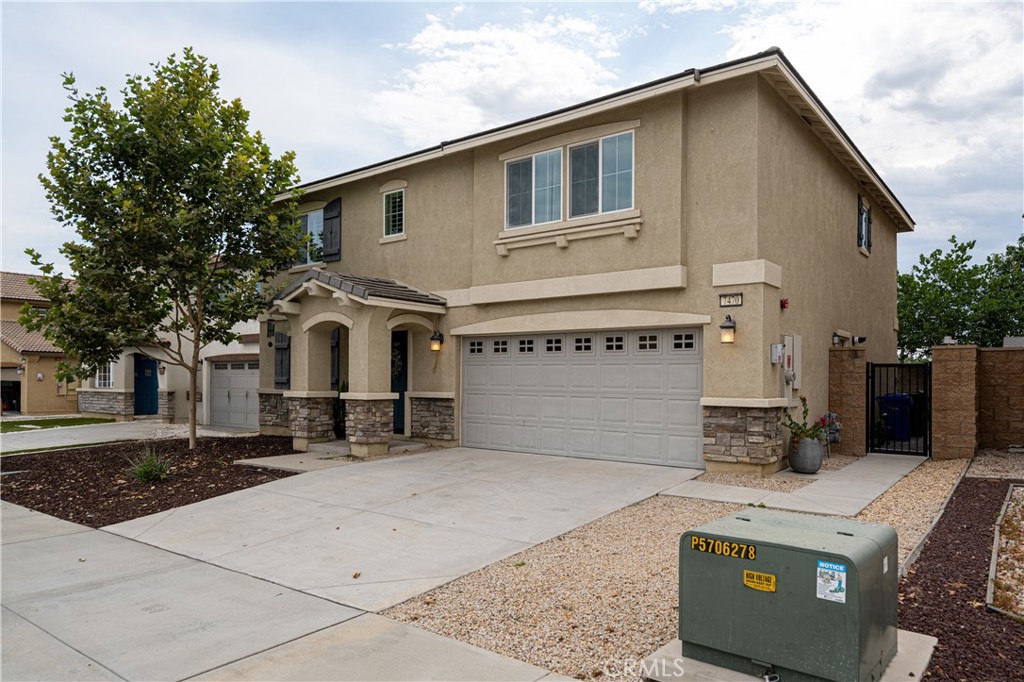 This is a beautiful house in an extremely quiet neighborhood. Close to schools, parks, and attractions. Close to shopping centers. It is a practically new city.