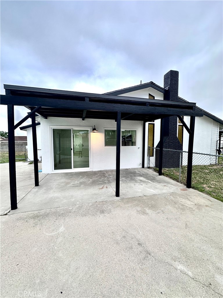 2465 N Idyllwild Avenue