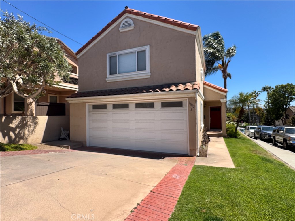 Well-maintained, freestanding townhome located in North Redondo Beach. This two-story home features vaulted ceilings, laminate flooring, and a gas fireplace in the main living area. The kitchen is equipped with granite countertops and stainless steel appliances. All three bedrooms are located upstairs, including a primary suite with en-suite bath and ample closet space.
Additional features include a full-size laundry room, direct-access two-car garage with storage, central heating, and a small private front yard. No shared living walls.
• Bedrooms/Bathrooms: 3 bed, 2.5 bath
• Square Footage: Approx. 1,305 sq ft
• Garage: Oversized two-car attached with direct entry and storage
• Lease Terms: 12-month lease, security deposit equal to two months’ rent
• Pets: Not permitted
• Location: Close to Anderson Park, award-winning Redondo schools, shopping and dining along Artesia, and freeway access