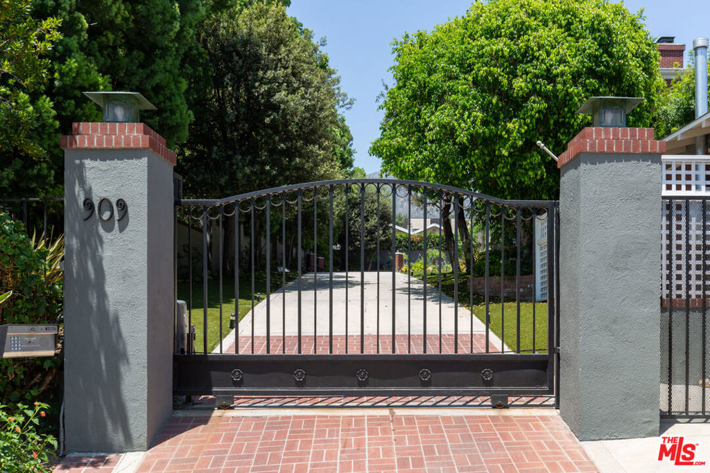 909 Coral Way