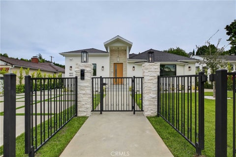 Photo of 4844 Biloxi Avenue, Toluca Lake, CA 91601 (MLS # BB26217535)