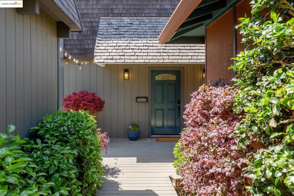 Photo of 2 Cavendish Ln Ln, Piedmont, CA 94602 (MLS # 41115118)