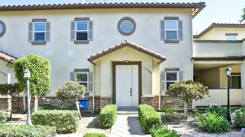 Spacious and stylish, this beautifully remodeled townhome with new LVP flooring and fresh interior paint throughout offers approximately 2,000 sq. ft. of comfortable living space. Centrally located in Orange County with convenient access to major freeways, shopping centers, and entertainment venues. Situated within the desirable Garden Grove School District.
This home features 3 generously sized bedrooms plus a loft and 4 full bathrooms—each bedroom has its own private bath and balcony. The kitchen is equipped with brand-new appliances including the refrigerator.
