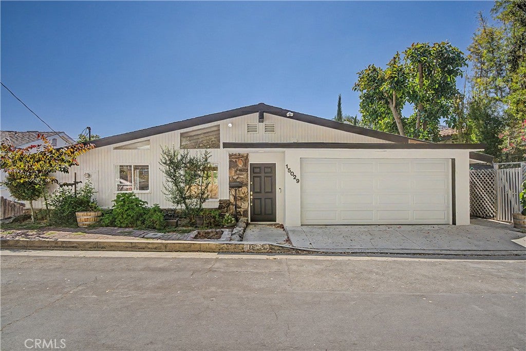 Photo of 15029 Encanto Drive, Sherman Oaks, CA 91403 (MLS # SR26151992)