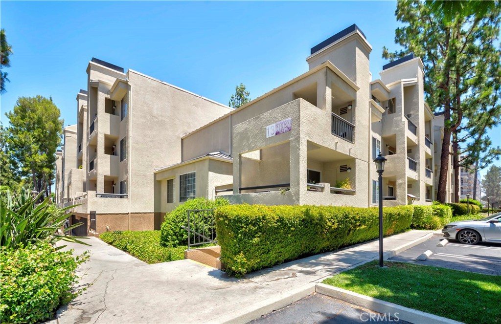 Wonderful Two bedrooms and two bath condominium at the Met Gated Complex- Resort Living with lots of amenities, Clubhouse, 4 Pools, 6 Tennis Courts, 1 Racquet Ball Court, Basketball Courts, A Fitness Center and Elevators.
The location of this community is perfect; just minutes from the 101 freeway, Ventura Blvd, shopping centers and restaurants.
Come Live at The Met!!