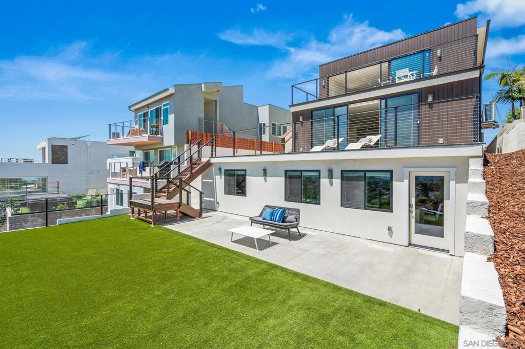 1251 1253 Van Nuys St