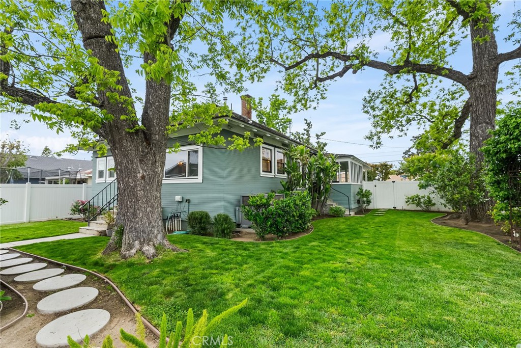 952 E Palmyra Avenue