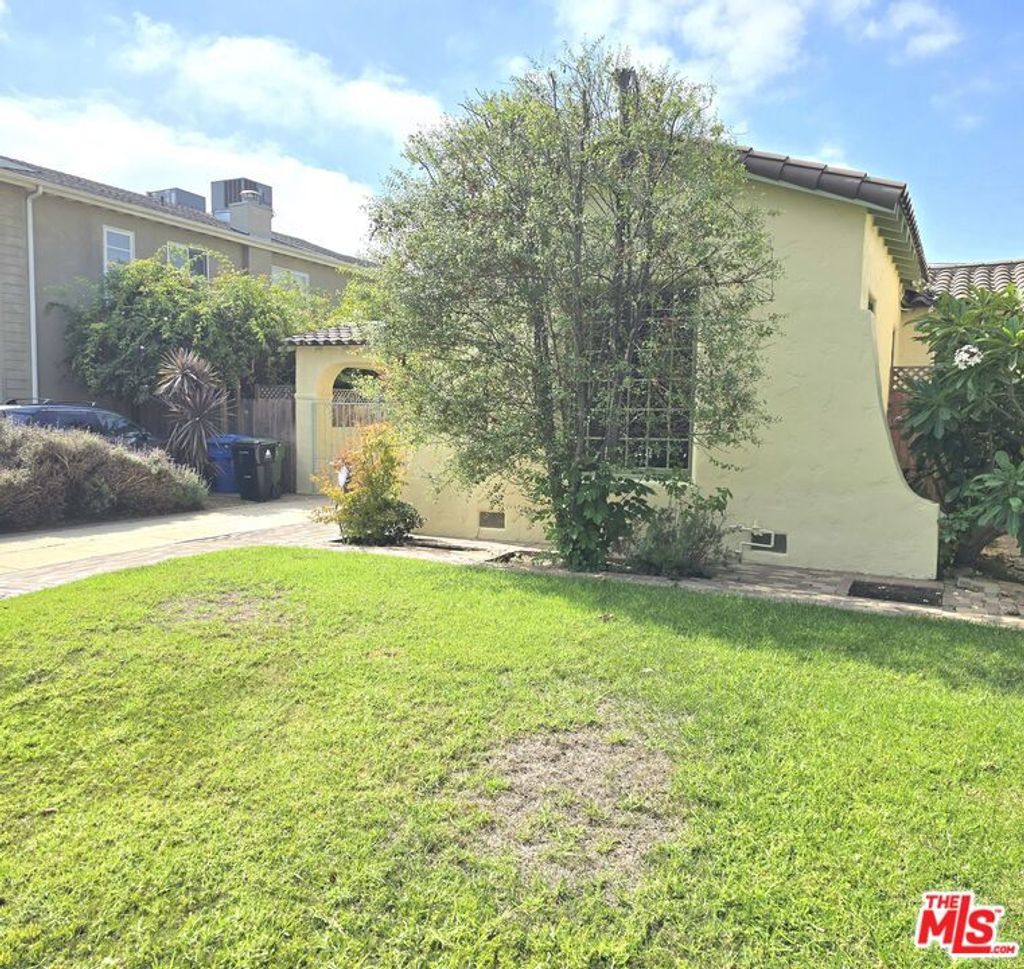 Photo of 2327 Midvale Avenue, Los Angeles, CA 90064 (MLS # 25604131)
