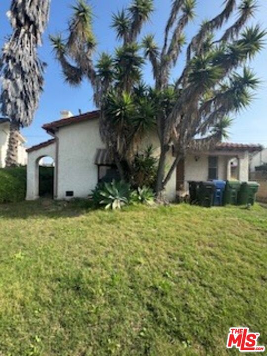 Main image without alt text