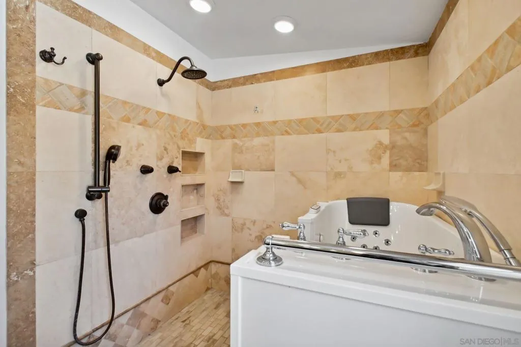 El Cajon, California 92021, United States, 3 Bedrooms Bedrooms, ,2 BathroomsBathrooms,Residential,Pending,157062