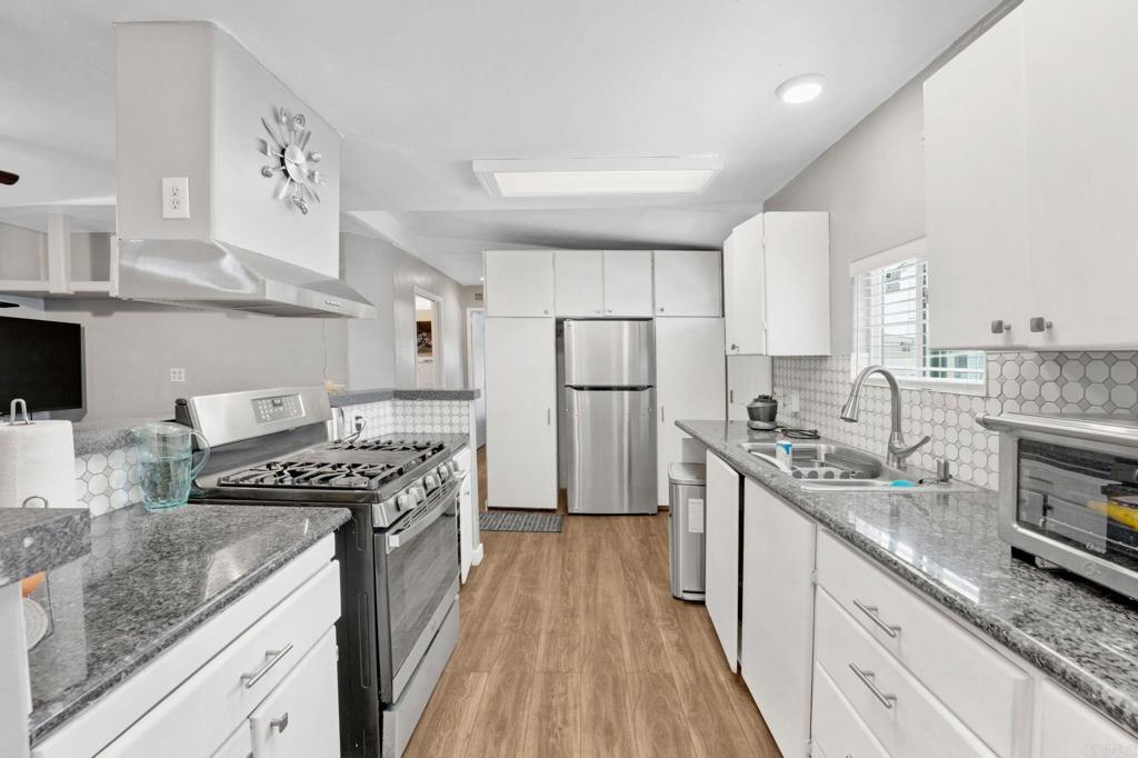 Welcome to Golden Sands Mobile Home Park. This location offers immediate access to and from Highway 5. Walking distance to Nestor Park. Near to Sharp and Scripps Hospitals. Driving distance to the border is approx. 10 minutes. This mobile home is a 3 bedroom and 2 bath with approximately 840 square feet. The two bathrooms are renovated. new flooring and new outside paint. The kitchen has granite countertops. No yard maintenance. Golden Sands has community laundry. There is a basketball court. Space Rent is currently 925.20. Subject to change per management. Bienvenidos a Golden Sands Mobile Home Park, con un acceso immediato a Freeway 5. Con distancia a pie a restaurantes Dennys, Taco Bell, Jack in the Box, y el Mercado Northgate y a el parque Nestor. Tambien se encuentra cerca de los hospitales de Sharp y Scripps. La distancia aproximada a el bordo de san Ysidro es de 10 minutos. Esta casa mobil tiene 3 recamaras y 2 banos renovados con approx. 840 pies cuadradros. La encimera de la cocina es de granito. La comunidad incluye una lavanderia privada y una cancha de basketball. Tarifa por alquiler de espacio es 925.20. Sujeto a cambios por la compra.