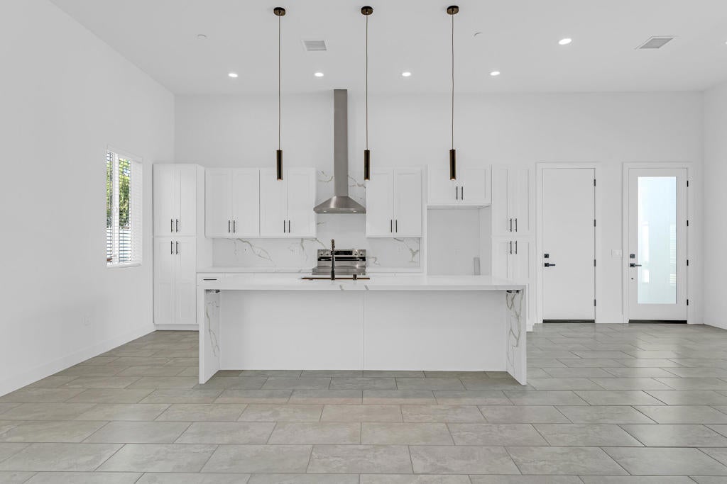 15464 Avenida Rambla