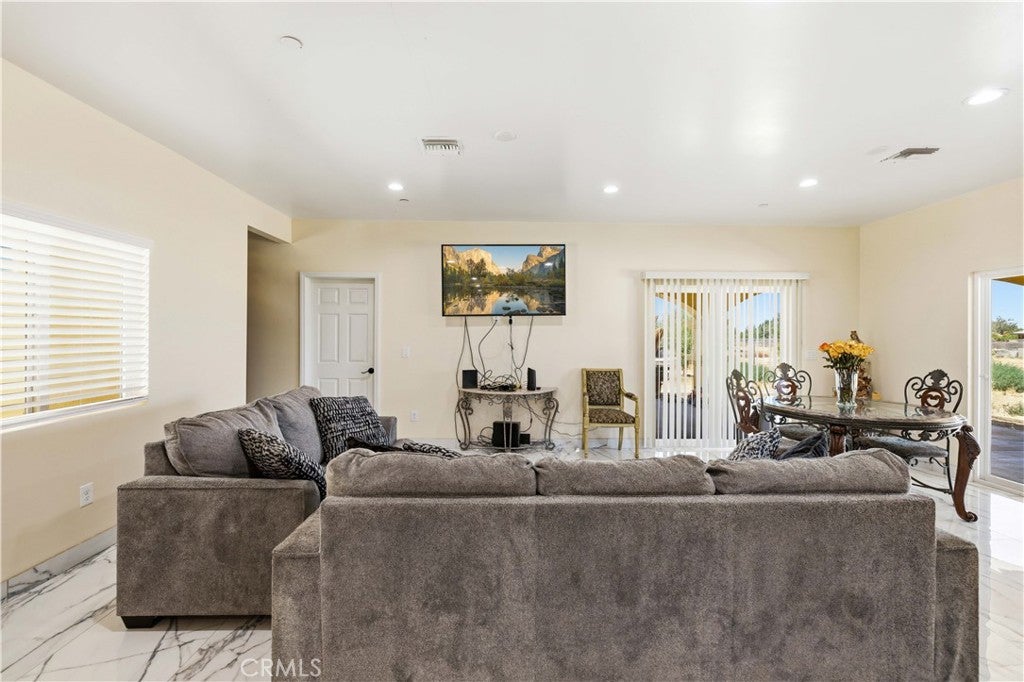 9285 E Avenue Q14
