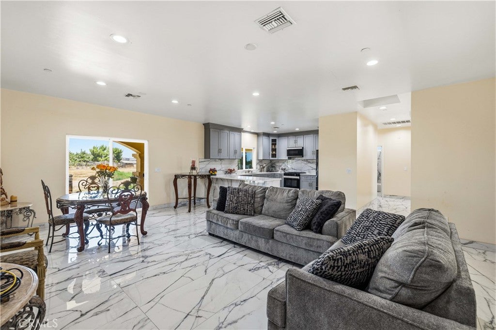 9285 E Avenue Q14