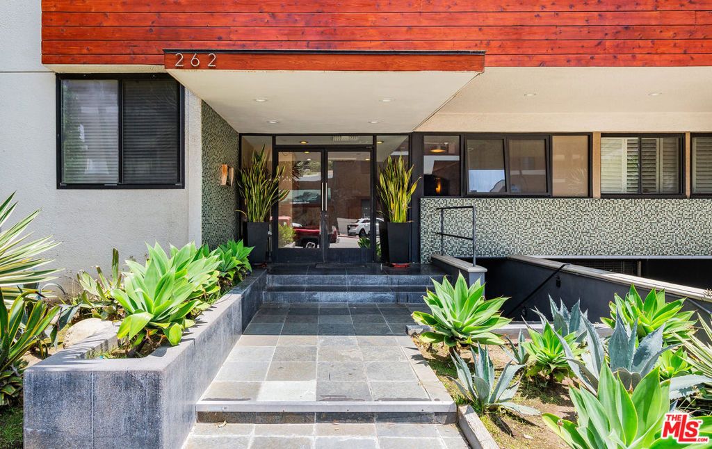 Photo of 262 N Crescent Drive #2 E, Beverly Hills, CA 90210 (MLS # 26639487)