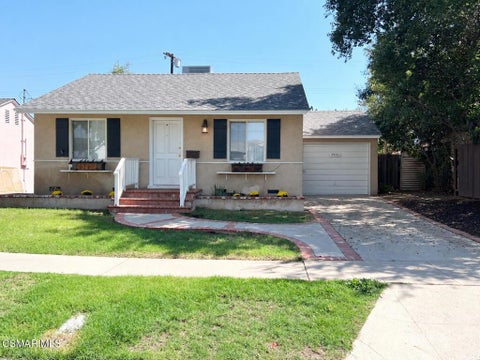 Photo of 5930 Hesperia Avenue, Encino, CA 91316 (MLS # 226004754)
