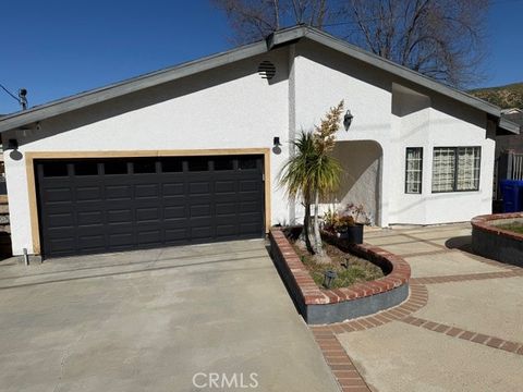Photo of 29721 Hunstock St, Castaic, CA 91384 (MLS # SR26027232)