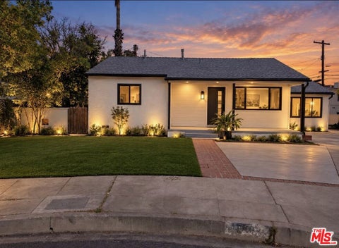 Photo of 17807 Bromley Court #B, Encino, CA 91316 (MLS # 26992327)