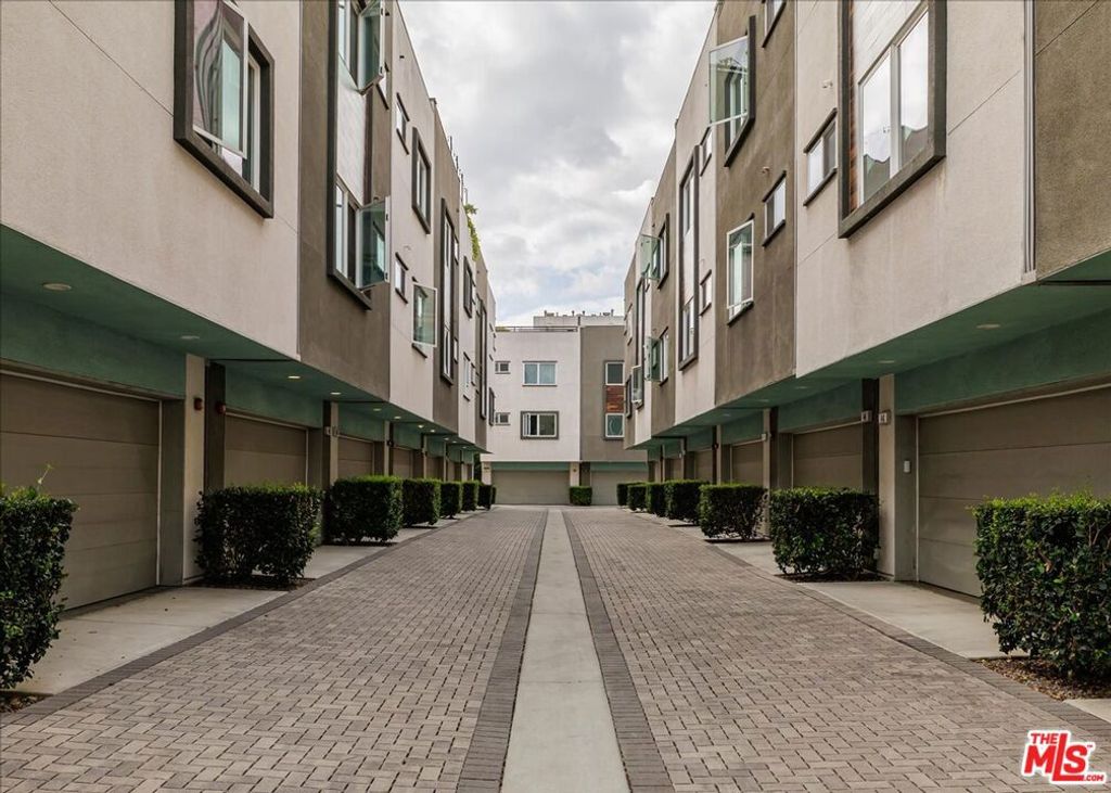 Photo of 644 N Gramercy Place, Los Angeles, CA 90004 (MLS # 25606701)