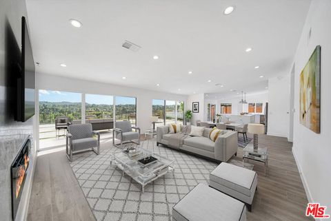 Photo of 23500 Aetna Street, Woodland Hills, CA 91367 (MLS # 26745329)