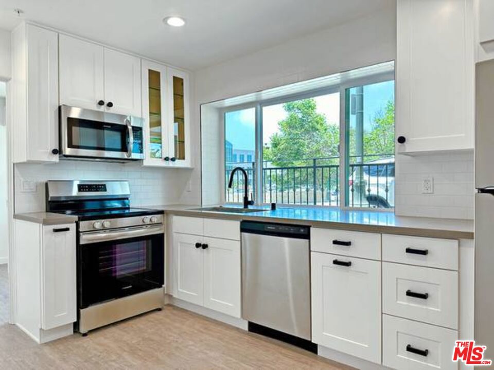 *PLEASE SEE PRIVATE REMARKS BEFORE CALLING LA1*. A GORGEOUS INTERIOR & EXTERIOR RENOVATION HAS RECENTLY BEEN COMPLETED AT THIS ONE OF A KIND PROPERTY IN AN A+ LOCATION! THIS BEAUTIFUL ADU UNIT IS APPROXIMATELY 310 SF AND FEATURES LUXURIOUS AMENITIES SUCH AS NEWER CABINETRY, STAINLESS STEEL APPLIANCES, QUARTZ COUNTERTOPS WITH DESIGNER LIKE KITCHEN WITH DRAMATIC BACKSPLASH, NEWER FLOORS, WASHER/DRYER IN THE UNIT FIREPLACE, CENTRAL A/C & HEAT, HIGH CEILINGS, GATED PARKING AND MORE! *PHOTOS MAY BE OF A SIMILAR UNIT IN THE BUILDING*
