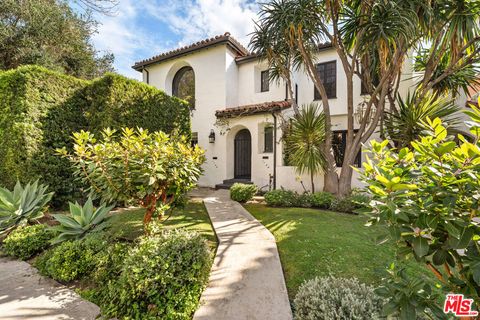 Photo of 1146 S Hayworth Avenue, Los Angeles, CA 90035 (MLS # 26645599)