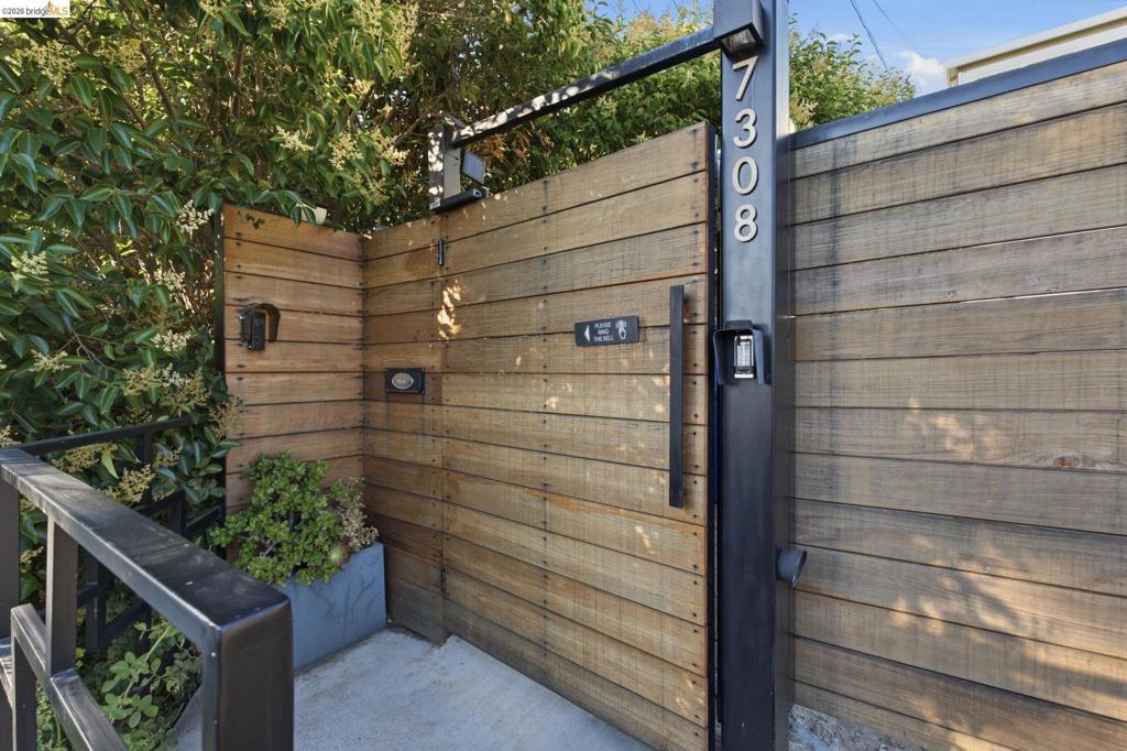7308 Hillmont DR, Oakland CA 94605