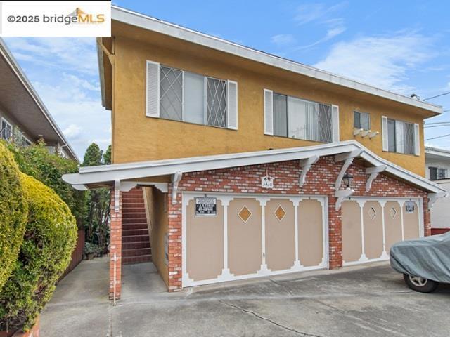 Super clean 2 bedroom/ 1 bath unit in well kept 4 plex. 2 car parking in garage and driveway. You can also use the garage for storage. Building has laundry on site. Water & garbage included with rent. No through traffic, school at the end of the block.