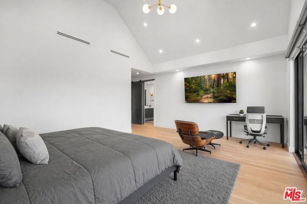 Photo of 3932 Glencoe Avenue, Culver City, CA 90291 (MLS # 26989225)