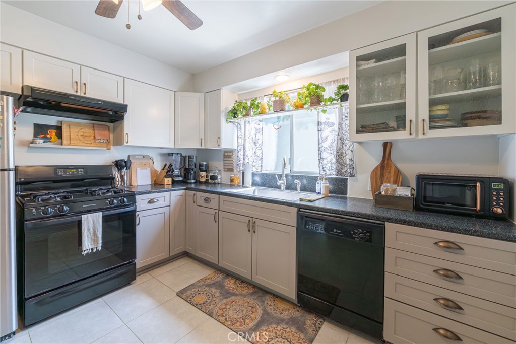Welcome to this charming ground-floor condo at the gateway to Park Estates—one of East Long Beach’s most sought-after neighborhoods! Part of a well-kept, intimate five-unit community, this inviting home offers 2 generously sized bedrooms, a spacious bathroom, and a bright, open living area ideal for relaxing or entertaining guests.
The well-appointed, oversized kitchen is light and airy, offering plenty of prep space, abundant storage, and room to move—perfect for home cooks and casual dining alike. A large picture window in the living room frames the gated front patio—your own cozy spot to sip morning coffee or unwind at the end of the day. A stackable washer and dryer add everyday convenience, and central air and heat ensure year-round comfort. You'll also enjoy a private garage space plus an additional parking spot. And yes—pets are welcome!
Park Estates is known for its beautiful tree-lined streets, excellent walkability, and prime location near local cafés, restaurants, and shopping. You’re just minutes from Recreation Park Golf Course, CSULB, and the beach communities along PCH. With highly rated K–8 schools and a neighborhood park right across the street, this location truly has something for everyone.
Some photos are virtually staged to show the potential! Schedule your showing to view this home in person to see all it has to offer.
