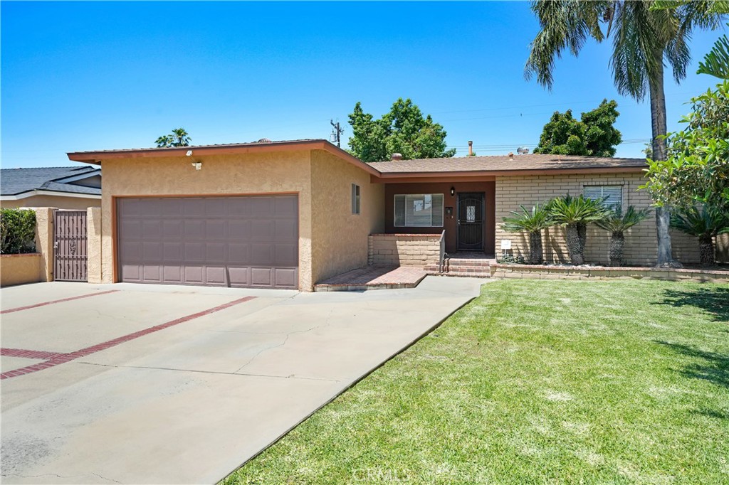 Nestled in the vibrant heart of Rancho Cucamonga, this stunningly landscaped property boasts a spacious private backyard and ample parking. The kitchen is equipped with sleek stainless steel appliances and generous cabinet space, creating a perfect culinary environment. The open-concept layout enhances the sense of space, making the home feel expansive. With a tranquil yard and a peaceful street, this residence serves as your personal retreat. Conveniently located near schools and shopping, this opportunity is not to be missed!