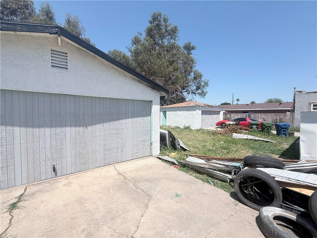 1553 E 110th