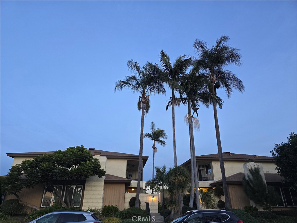 This charming property is situated in the highly desirable La Mirada Creek Park neighbourhood. It is conveniently located near top-rated schools and has direct access to a splash aquatic center. The unit features two bedrooms and one bathroom, all conveniently located on the first floor. Additionally, it includes a private, fenced patio and features an on-site laundry room. This property is a must-see!