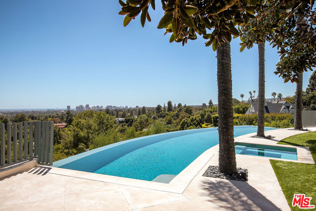 1118 Calle Vista Drive