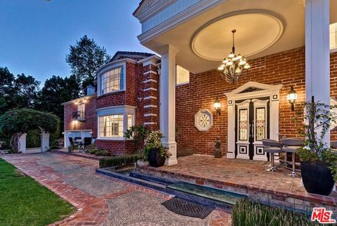 Photo of 725 N Faring Road, Los Angeles, CA 90077 (MLS # 26662791)
