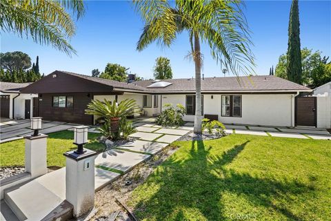 Photo of 12835 Titian Avenue, Granada Hills, CA 91344 (MLS # SR26025374)