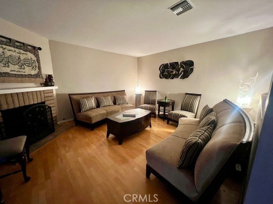 TOWNHOUSE LOCATED IN NICE COMMUNITY OF GRANADA HILLS. COMMANDING GREAT VIEW OF THE CITY BELOW. CLOSE TO  405, 5, AND 118 FREEWAYS.