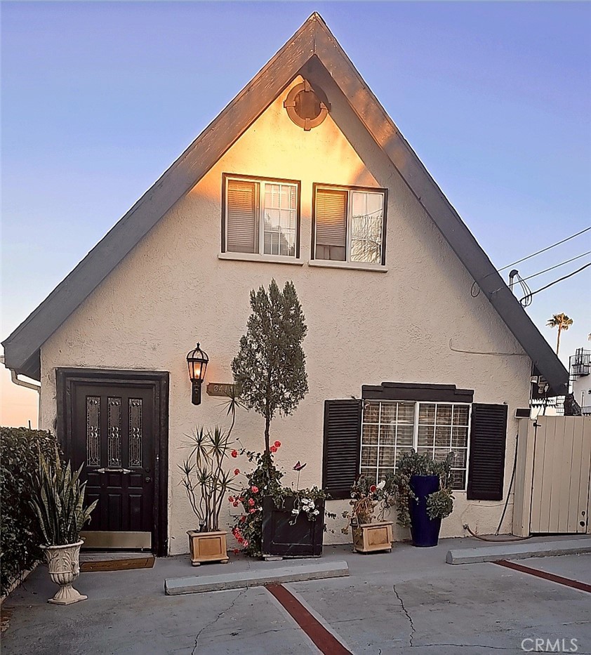 Beautifull Hillside home, beautiful City view. There is an opportunity to expand on the lower level.
Laminate flooring, Vinyl and wood, the property has Grapevines and Palm Trees