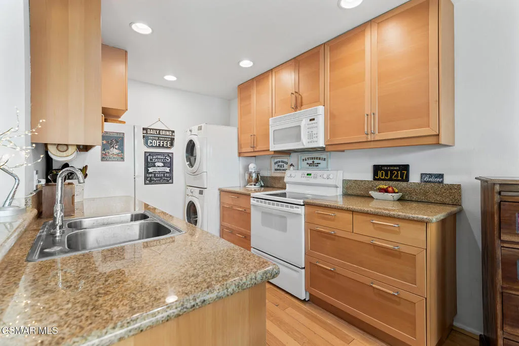 Westlake Village, California 91361, United States, 2 Bedrooms Bedrooms, ,1 BathroomBathrooms,Residential,Active,205756