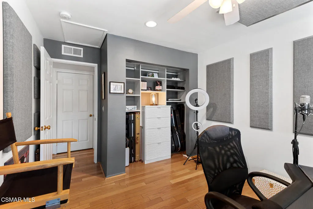 Westlake Village, California 91361, United States, 2 Bedrooms Bedrooms, ,1 BathroomBathrooms,Residential,Active,205756