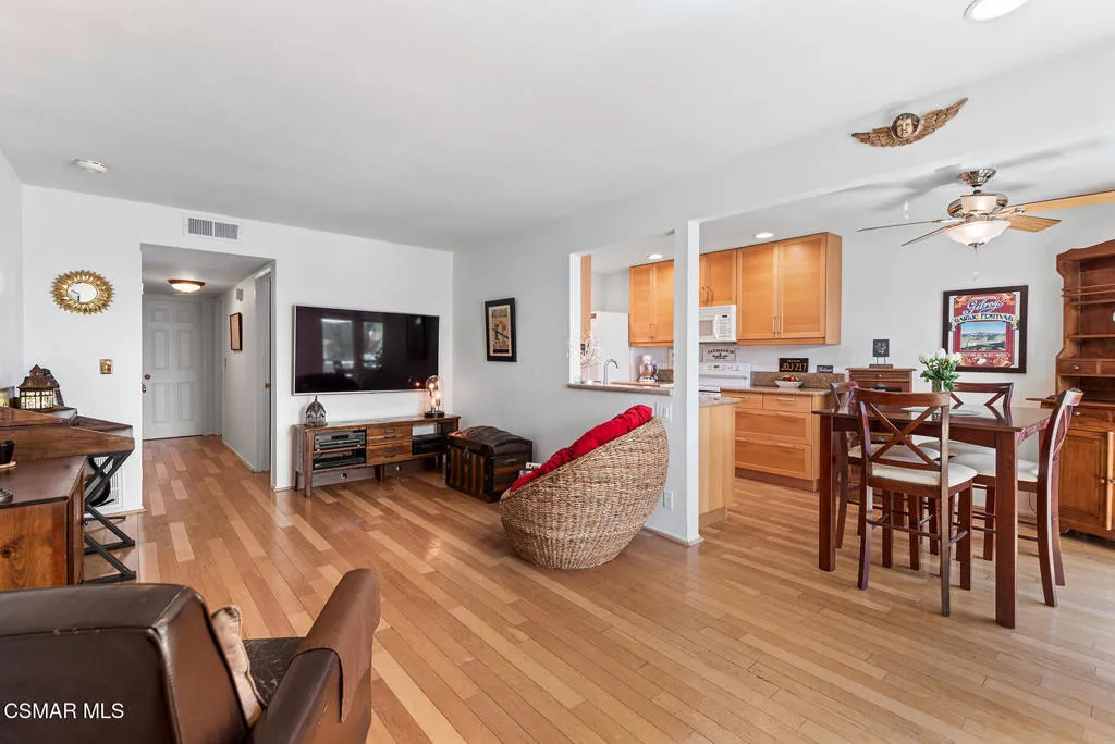 Westlake Village, California 91361, United States, 2 Bedrooms Bedrooms, ,1 BathroomBathrooms,Residential,Active,205756