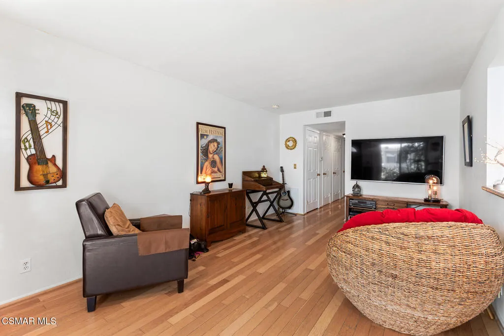 Westlake Village, California 91361, United States, 2 Bedrooms Bedrooms, ,1 BathroomBathrooms,Residential,Active,205756