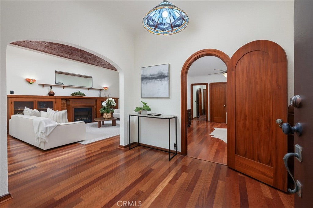 1135 S Santa Anita